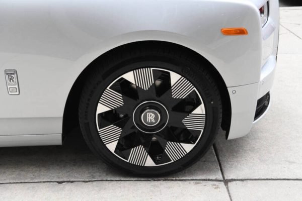 2024-rolls-royce-phantom-base-4dr-sedan (28)